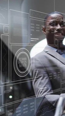 Ofiste veri işleme animasyonu yapan bir iş adamı olarak akıllı telefondan konuşuyorum. teknoloji, iletişim, kurumsal, analiz, dijital, animasyon