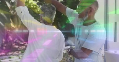 Bir çift, yaşam tarzı pazarlamasında parıltılı kol saati parıltısıyla terasta sallanarak el kaldırıyor. Romantik, açık hava, eğlence, zarafet, uyum, bağlantı, yaşam tarzı