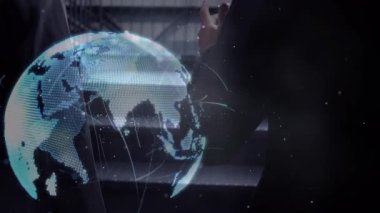 Meslektaşlar ofis merdivenlerinde yükselerek ağ hatları etrafında dönen holografik küreyi oluşturuyorlar. Gelecek, teknoloji, ağ, işbirliği, yenilik, modern, dijital