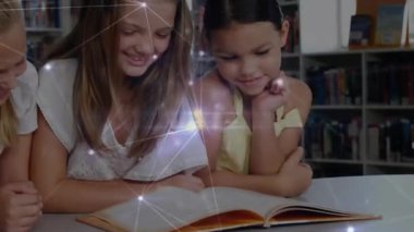 Kütüphanede büyük kitaplar okuyan kızlar dijital ağ örgüsü parlayan düğümler ve kıvrımlı eğitim hatları. İşbirliği, merak, öğrenme, arkadaşlık, yenilik, hayal gücü, bağlantı