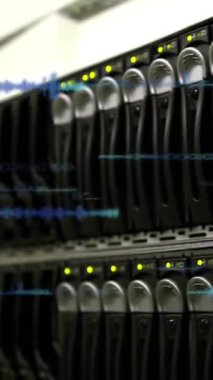 Bilgisayar sunucusu üzerinden veri işleme animasyonu. Küresel hesaplama, dijital arayüz ve veri işleme kavramı dijital olarak oluşturulmuş video.