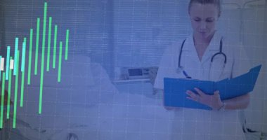 Doktor hastane odasındaki panoyu incelerken yeşil çubuklar yükseliyor ve çok renkli çizelgeler oluşturuyor. Tıbbi, sağlık, veri, analiz, teknoloji, profesyonel, teşhis