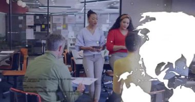 Sunucu, dünya sola sürüklenirken iş görüşleri üzerinden tablet rehberlik ekibiyle odaya giriyor. İşbirliği, takım çalışması, strateji, yenilik, profesyonel, sunum, dijital