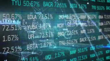 Karanlık dijital şebeke veri akış saatlerini başlatıyor yüzdeleri ve düğümleri güncelliyor analiz için kayıyor. Fütüristik, teknoloji, analitik, siber, soyut, veri görselleştirme, yenilik