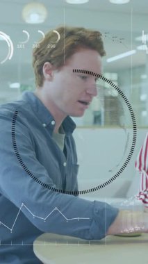 Ofiste, iş adamları dijital animasyon ile veri analizlerini tartışıyor. Takım çalışması, işbirliği, teknoloji, yenilik, beyin fırtınası, analiz