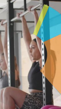 Spor salonunda egzersiz yapan farklı kadınların diyagramlarının animasyonu. Teknoloji, spor ve dijital arayüz kavramı dijital olarak oluşturulmuş video.