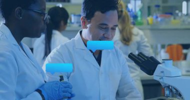 Laboratuar bilimcileri, mikroskobu yeniden odaklamadan önce pipetlemeyi sohbet uyarısı olarak durdurdular. Araştırma, işbirliği, yenilik, kesinlik, deney, keşif, teknoloji