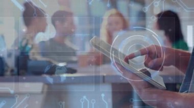 Takım üyesi iş toplantısında tablet ekranına dokunarak veri akışını gösteren HUD grafiklerini başlatıyor. Teknoloji, işbirliği, yenilik, dijital, arayüz, fütüristik, kurumsal