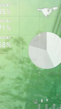 Yüksek binaların düşük açılı görüntüsüyle istatistiksel veri işleme animasyonu. Bilgisayar arayüzü ve iş veri teknolojisi kavramı