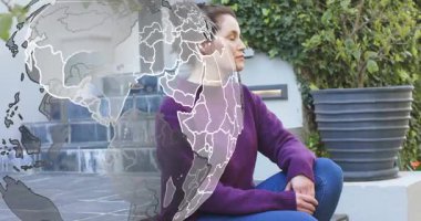 Bir kadın dijital dünyayı izliyor ve aktifleştiriyor. Profili temizliyor, teknoloji kavramına gülümsüyor. Teknoloji, yenilik, bağlantı, kentsel, gündelik, modern, ilham