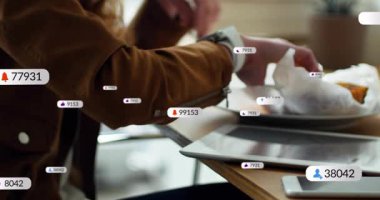 Dinlenen akıllı kadın tabletin etrafında beliren animasyon uyarılarını izliyor, aperatif olarak ambalaj kağıtlarını soyuyor. Teknoloji, yaşam tarzı, dijital, gündelik, modern, sağlık, iletişim