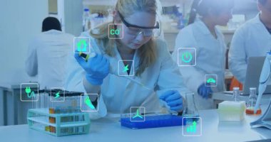 Ekonomik ikonlar sürdürülebilirlik araştırması için yüzerken bilim adamları mikro plakaya pipet yapıyor. Laboratuvar, yenilik, çevre, sürdürülebilirlik, araştırma, işbirliği, teknoloji