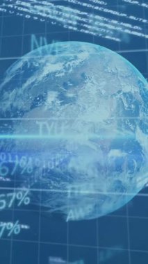 Grafiklerin animasyonu, bilgisayar dilinde ticaret tahtası, arka planda dünyaya karşı ikili kodlar. Dijital olarak üretilmiş, hologram, küreselleşme, rapor, iş dünyası, borsa, kodlama, teknoloji.