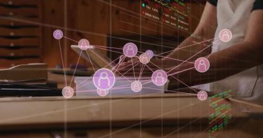 Adam ayakta durmak için tablet yerleştiriyor ve finansal analiz için ağ düğümlerini manipüle ediyor, 3D modeli izliyor. Teknoloji, veri görselleştirme, yenilik, dijital arayüz, analitik, sanal ağ, modern çalışma alanı