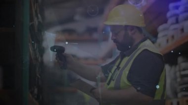 Depo görevlisi raflardaki bobinleri tarıyor ve envanter takibi için hologram veri ağı oluşturuyor. Sanayi, teknoloji, dijital, lojistik, veri, otomasyon, fütüristik