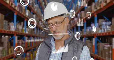 Depo müdürü veri parçacığına bakıyor ve envanter ölçümlerini güncelleyen yüzen grafikleri izliyor. Teknoloji, analitik, fütürizm, lojistik, yenilik, dijital, endüstriyel