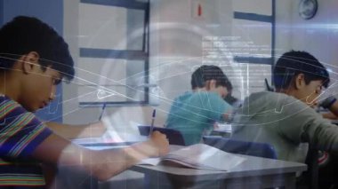 Sınıf arkadaşları eğitim için görüş alanına dönen şematik örtüyü takiben not defterlerine yazıyorlar. Teknoloji, eğitim, öğrenme, yenilik, takım çalışması, analiz, dijital