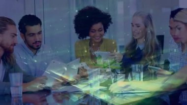 İş görüşmelerinde rapor paylaşımı sırasında tableti kaldıran meslektaşlar yüzen örtüleri etkinleştiriyor. İşbirliği, takım çalışması, yenilik, veri analizi, modern, profesyonel, teknoloji