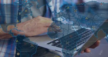 Teknoloji ofisinde dizüstü bilgisayarda yazan geliştirici, canlı veri düğümleriyle animasyon dünya haritasını aktifleştiriyor. Dijital, bağlantı, küresel, altyapı, yenilik, teknoloji, iş