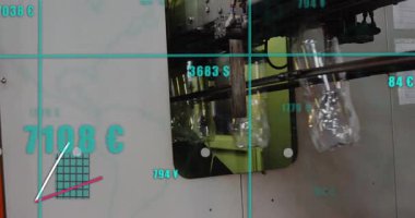 Çizelgeler güncellenirken HUD kaplaması asılı şişelerin üzerinden başlıyor, başlık montajı kayıyor ve nabız atıyor. Otomasyon, imalat, veri görselleştirme, endüstriyel, teknoloji, robotik, analitik