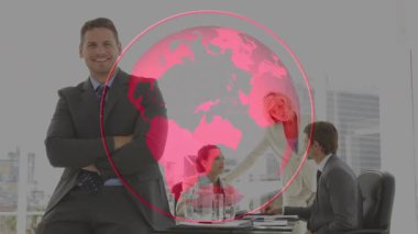 Yönetici iş toplantısı sırasında pembe küre dönüşüne başlıyor. Analist dönen dünyayı işaret ediyor. Kurum, işbirliği, küreselleşme, yenilik, profesyonel, strateji, takım çalışması