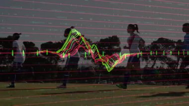 Takım sahaya giriyor, kırmızı ızgarayı etkinleştiriyor ve spor eğitimine rehberlik eden dalgaboyu darbeleriyle koşuyor. Sporcular, antrenman, hareket, enerji, dijital, fitness, spor