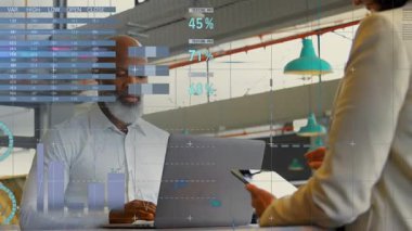 Çeşitli iş adamları üzerinde finansal veri işleme animasyonu. küresel iş, veri işleme ve dijital arayüz kavramı dijital olarak oluşturulmuş video.