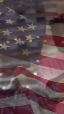 Havai fişek tutan kişi, bayrak ile kutlama yapan kişi bayram animasyonu yapıyor. Kutlama, havai fişekler, vatanseverlik, parti, 4 Temmuz, Bağımsızlık Günü