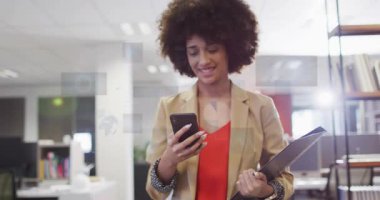 AR veri görsellerini işleme ofisinde pano tutarken işletme yöneticisi akıllı telefonu kaydırıyor. Futuristik, teknoloji, yenilik, dijital, kurumsal, işyeri, profesyonel