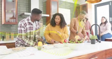 Biber dilimlenmiş kahkaha, sebze dilimleyen arkadaşlar ve yemek yaparken salata ikram etmek. Yemek pişirme, takım çalışması, yoldaşlık, modern, canlı, sosyal, aşçılık