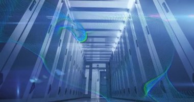 Koridor girişinde görünen dalga formu sunucu raflarının üzerinde sürüklenirken kod akışları akışı gösteriyor. Teknoloji, siber güvenlik, veri, dijital, ağ, yenilik, modern