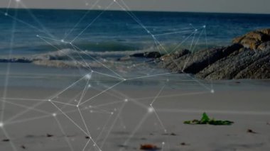 Gün batımında sahilde yürüyen beyaz bir kadının orta kesimindeki bağlantıların animasyonu. spor aktif yaşam tarzı, bağlantılar, teknoloji ve dijital arayüz konsepti dijital olarak oluşturulmuş video.