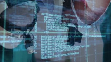 Kaydırma kodu gösteriyor ki cerrah, kamerayı yönlendirme için yerleştirirken göz kapaklarını dikizliyormuş. Teknoloji, yenilik, sağlık, kesinlik, işbirliği, dijital, tıbbi