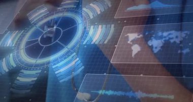 Tıbbi profesyonel steteskopu şeffaf şebekeye yerleştiriyor, holografik veri halkalarını ayarlıyor. Sağlık, teknoloji, yenilik, tanı, dijital, gelecekçi, klinik