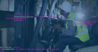 Depo operatörü miğferi ayarlıyor ve forklift manevrasını dijital kod altında yapıyor. Sanayi, lojistik, otomasyon, teknoloji, operasyonel, güvenlik, altyapı
