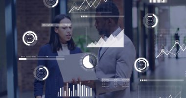 Ofis koridorunda takım elbise giyen profesyonellerin ölçümleri, dizüstü bilgisayar ve veri örtüleriyle analiz ediliyor. İş, teknoloji, yenilik, analitik, işbirliği, şirket, modern