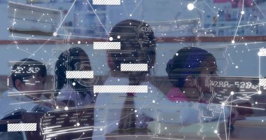 Okul masasında üniformalı, not defterli, dijital kaplamalı sınıf arkadaşlarıyla çalışmak. Eğitim, çocuklar, işbirliği, dijital öğrenme, sınıf, takım çalışması, teknoloji