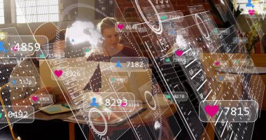 Çatı katındaki analizleri üç dizüstü bilgisayar, telefon defterleri ve veri kaplamalarıyla gözden geçiren bir ekip. Ortak çalışma, yenilik, modern, işbirlikçi, çalışma alanı, teknoloji, girişimcilik