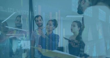 İşaret analisti elinde işaretle ofis cam duvarındaki çizelgelere işaret ediyor, ekiple birlikte. İşbirliği, analitik, modern, teknoloji, anlayış, takım çalışması, sunum