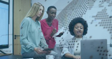 Toplantı odasında dizüstü bilgisayar ve dünya haritası eşleşmesi ile veri incelemesi yapan üç profesyonelle işbirliği yapmak. Şirket, takım çalışması, analitik, dijital, modern, iş dünyası, iletişim