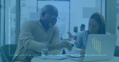 İşbirlikçi kafede, bilgisayar, basılı belgeler ve kalemle kadın akıl hocasına rehberlik ediyor. İşbirliği, akıl hocalığı, takım çalışması, profesyonel, yenilik, modern, üretkenlik