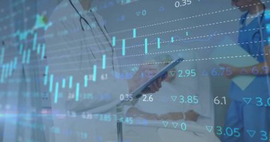 Hasta odasında tablet verilerini yatak demiryollarıyla inceleyen izleme ekibi mali tabloları üst üste koyuyor. Tıbbi, sağlık, klinik, tanı, teknoloji, profesyonel, takım çalışması