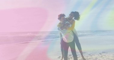 Gülen çift, kumlu sahil şeridinde, hardallı süveter ve güneş gözlükleriyle gezintiye çıkıyorlar. Aşk, eğlence, tasasız, açık hava, dinginlik, macera, neşe