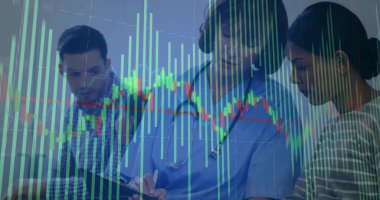 Doktor önlüğü giyip, elinde not panosu ve kalemle steteskopla klinikte yazı yazıyor. Sağlık, danışma, profesyonel, analiz, klinik, ayakta tedavi, teşhis