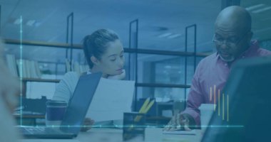 Modern ofis çalışma alanında dizüstü bilgisayarları olan yaşlı adam ve kadınları inceliyorum. İşbirliği, akıl hocalığı, çeşitlilik, yenilik, üretkenlik, takım çalışması, profesyonel