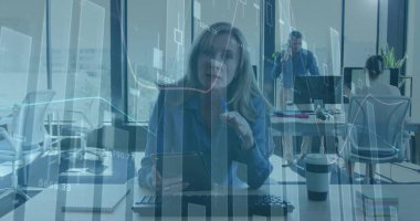 Dijital tablete dokunmak, ofisteki kadın klavye ve kahve fincanıyla açık ofiste çalışıyor. İşbirliği, takım çalışması, üretkenlik, modernlik, işyeri, teknoloji, iş dünyası