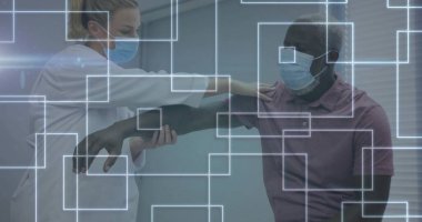 Klinik muayene odasında, ameliyat maskeleri ve eldivenleriyle hasta tutan klinisyenlerin kolunu inceliyorum. Sağlık, profesyonellik, teşhis, teknoloji, tıbbi personel, hasta bakımı, klinik çevre