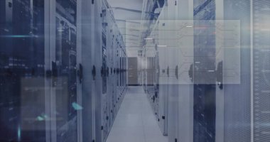 Yanıp sönen LED ışıkları ve dijital kaplamalarla veri merkezi koridorunu kapsayan sunucu koridoru görüntüleniyor. Teknoloji, altyapı, ağ oluşturma, siber güvenlik, otomasyon, gelecekçilik, kesinlik
