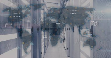 Merkezi sunucu rafları güvenli veri merkezinde LED ışıkları ile ağ üstüste konduğunu gösteriyor. Teknoloji, siber güvenlik, ağ, dijital, endüstriyel, modern, altyapı