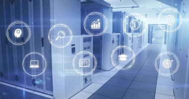 Veri merkezi koridoru sunucularda havalandırma ve kablo tepsileri ve yüzen simgelerle gösteriliyor. Teknoloji, altyapı, dijital, yenilik, analitik, yüksek teknoloji, otomasyon